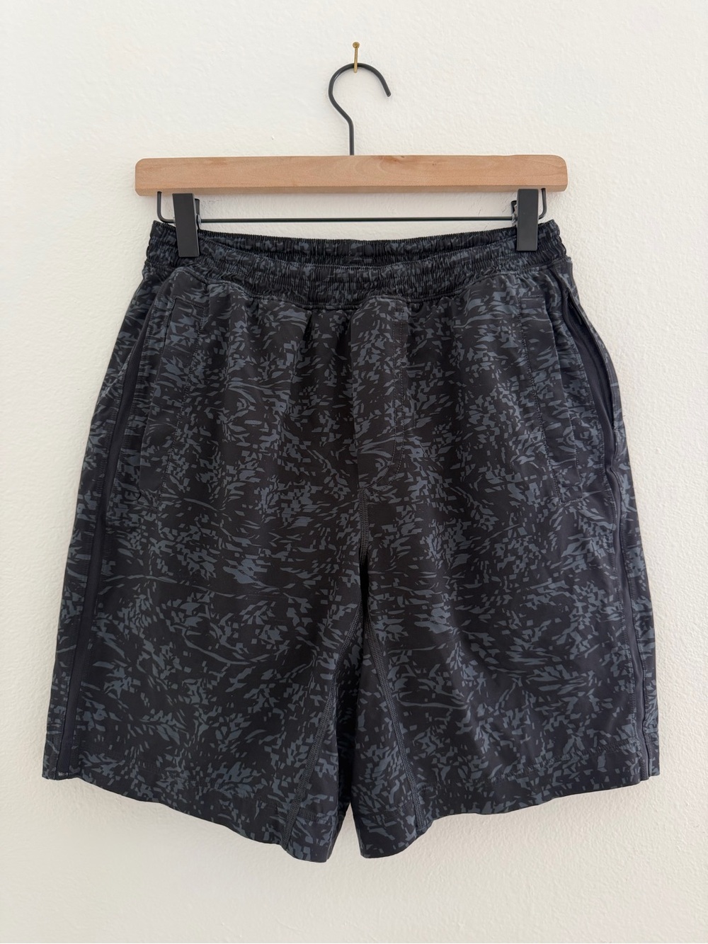 Lululemon Mens Shorts Medium Black Gray Abstract Camo Athletic Running Gym